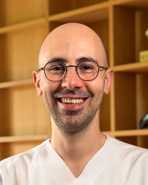 Dr. Dt. Cihan Aydoğan, muayenehanesinde